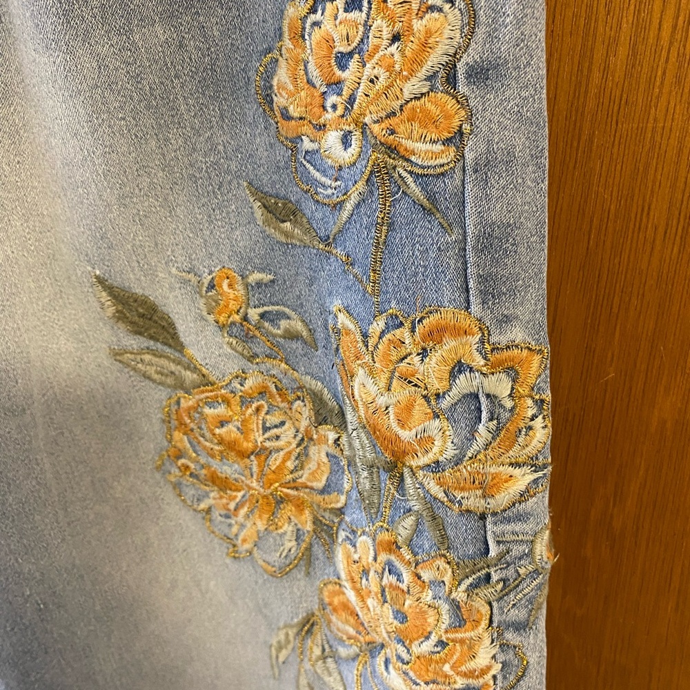Women's High Rise Floral Embroidered Jeans - Picture 7 of 7